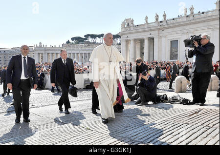 Vatican City, Vatican. 04th May, 2016. Pope Francis, during the General Audience on Wednesday, before thousands of faithful recalled the parable of the lost sheep, remembering that God does not eliminate anyone, God loves everyone, because God is mercy and love. © Andrea Franceschini/Pacific Press/Alamy Live News Stock Photo