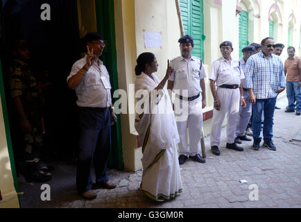 Kolkata, India. 30th Apr, 2016. West Bengal CM Mamata Banerjee casts her vote at Mitta Institution, Bhabanipur for the 5th phase of West Bengal Legislative Assembly elections. © Saikat Paul/Pacific Press/Alamy Live News Stock Photo