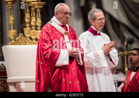 Vatican City, Vatican. 15th May, 2016. Pope Francis celebrates a Pentecost mass in St. Peter's Basilica in Vatican City. The Christian holiday Pentecost is celebrated fifty days after Easter Day. © Giuseppe Ciccia/Pacific Press/Alamy Live News Stock Photo