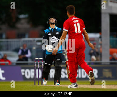 Old Trafford, Manchester, UK. 24th June, 2016. Natwest T20 Blast. Lancashire Lightning versus Worcestershire Rapids. Worcestershire Rapids batsman Joe Clarke looks skywards as he mishits a ball off Lancashire Lightning bowler Nathan Buck and is caught by Guptill as Worcestershire Rapids fall to 21-4. © Action Plus Sports/Alamy Live News Stock Photo