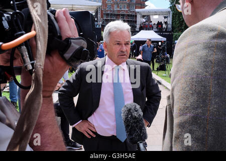 London, UK. 24 June 2016. Conservative MP, Sir Alan Duncan is interviewed for television news, Westminster, London. Stock Photo