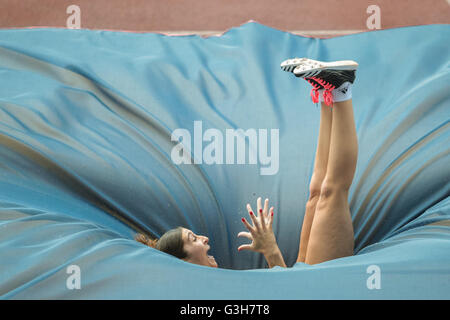 Pole vault athlete falls onto the crash mat during Stock Photo