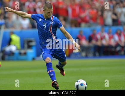St. Denis, France. 22nd June, 2016. Iceland's Johann Berg Gudmundsson tries to score during the Group F preliminary round soccer match of the UEFA EURO 2016 between Iceland and Austria at the Stade de France in St. Denis, France, 22 June 2016. Photo: Peter Kneffel/dpa/Alamy Live News Stock Photo