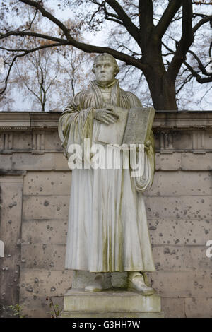 Statue, Martin Luther, Dorotheenstaedtischer Friedhof, Chausseestrasse, Mitte, Berlin, Deutschland / Dorotheenstädtischer Friedhof Stock Photo