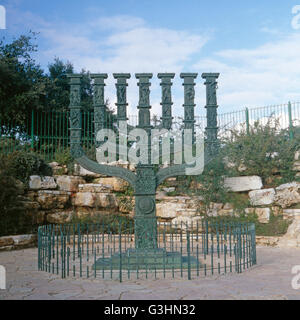 Eine Besichtigung der Knesset-Menora in Jerusalem, Israel 1980er Jahre. Visitation of the Knesset Menorah in Jerusalem, Israel 1980s. Stock Photo