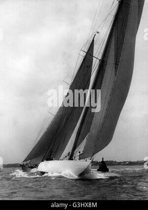 AJAXNETPHOTO. 1930S (APPROX). - BIG CLASS ROUNDING THE MARK - THE  J CLASS RACER VELSHEDA LEADING AT THE MARK AHEAD OF CANDIDA (K8), POSSIBLY AT A MATCH AT BURNHAM IN THE 1930S.  PHOTO:DOUGLAS WENT/AJAX. REF:AVL YA VELSHEDA CANDIDA 1930 Stock Photo