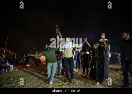 Palestinian Bedouins dancing during a Bedouin wedding in Beit Lahiya, northern of Gaza strip. Palestinians shows their traditional, Folklore and Bedouin heritage during the celebration of their wedding parties. (Photo by Mohammed Al Hajjar/RoverImages/Pacific Press) Stock Photo