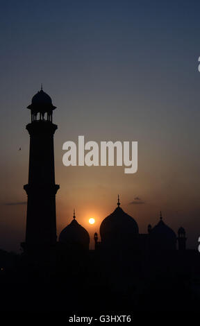 Lahore, Pakistan. 11th Apr, 2016. An attractive significant view of the sunset through historical Badshahi Mosque over the skies in Lahore. Badshahi mosque is one of the few significant architectural monuments built during Emperor Aurangzeb's long rule from 1658 to 1707. It is presently the fifth largest mosque in the world and was indisputably the largest mosque in the world from 1673 to 1986 when the Faisal Mosque was constructed in Islamabad. © Rana Sajid Hussain/Pacific Press/Alamy Live News Stock Photo