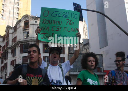 Sao Paulo, Brazil. 06th Apr, 2016. The students stage protest at Praca da Republica, where roads are blocked that caused chaos. They are fighting for more classes from state government, and policemen are there trying to stop them. © Adeleke Anthony Fote/Pacific Press/Alamy Live News Stock Photo