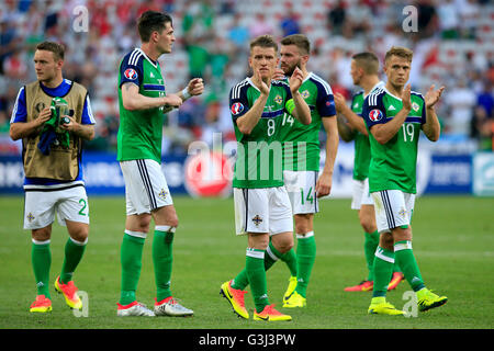 Northern Ireland's Steven Davis (centre) applauds the fans with his team-mates after the final whistle during the UEFA Euro 2016, Group C match at the Stade de Nice, Nice. Stock Photo