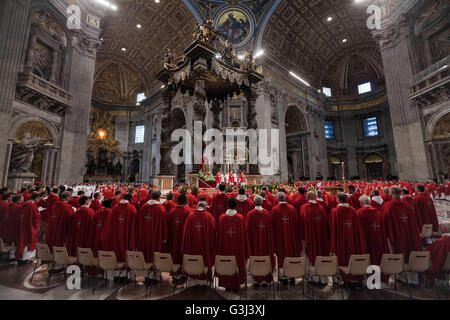 Vatican City, Vatican. 15th May, 2016. Pope Francis celebrates a Pentecost mass in St. Peter's Basilica in Vatican City. The Christian holiday Pentecost is celebrated fifty days after Easter Day. © Giuseppe Ciccia/Pacific Press/Alamy Live News Stock Photo