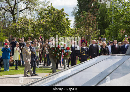 Prague, Czech Republic. 08th May, 2016. Officers of the Czech Army lay a wreath of flowers at the Memorial of the Second Resistance Movement, in Mala Strana, during a ceremony on Liberation Day. © Piero Castellano/Pacific Press/Alamy Live News