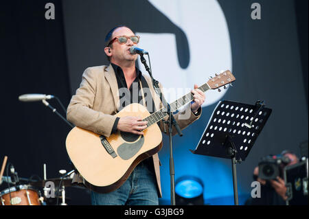 Simon Fowler from Ocean Colour Scene performs live on stage at the Isle of Wight Festival, Seaclose park, Newport Isle of Wight. Stock Photo