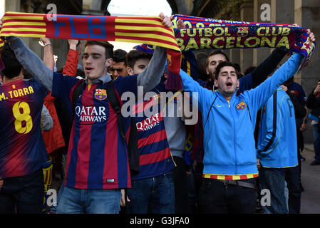 Madrid, Spain. 13th Apr, 2016. FC Barcelona supporters shout slogans in Madrid. © Jorge Sanz/Pacific Press/Alamy Live News Stock Photo