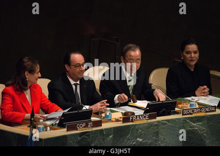 New York City, United States. 22nd Apr, 2016. UN Secretary-General Ban Ki-moon (second from right) gavels in the Climate Agreement signing ceremony. Leaders from around the world gathered in General Assembly Hall at UN Headquarters in New York City to sign the Global Climate Agreement resulting from the COP21 conference in Paris (December 2015). © Albin Lohr-Jones/Pacific Press/Alamy Live News Stock Photo