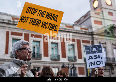 Madrid, Spain. 22nd Apr, 2016. People protesting against EU-Turkey agreement with refugees during a 24 hour vigil. © Marcos del Mazo/Pacific Press/Alamy Live News Stock Photo