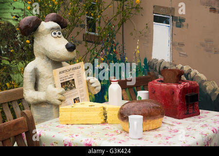 'Grand Day Out' garden, Harrogate Spring Flower Show 2016 (North Yorkshire, GB) - Gromit sculpture (no Wallace) at picnic table. Stock Photo