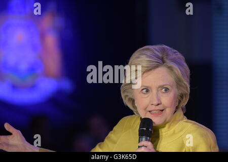 Candidate Hillary Clinton addresses issues at The Landing Cafe ...