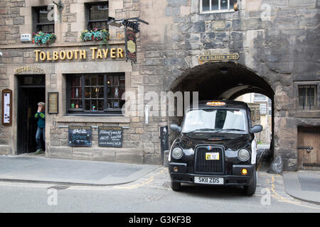 Tolbooth Tavern Pub and Black Cab Taxi on High Street - Royal Mile, Edinburgh, Scotland Stock Photo