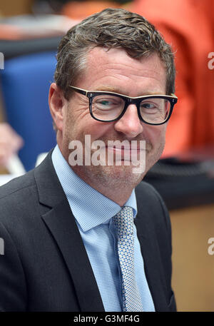 Bonn, Germany. 13th June, 2016. Publisher of the German tabloid 'Bild', Kai Diekmann, attends the awarding of the 'Freedom of Speech Award' to the editor in chief of the Turkish newspaper 'Huerriyet', Sedat Ergin, during the Deutsche Welle Global Media Forum in Bonn, Germany, 13 June 2016. Photo: Henning Kaiser/dpa/Alamy Live News Stock Photo
