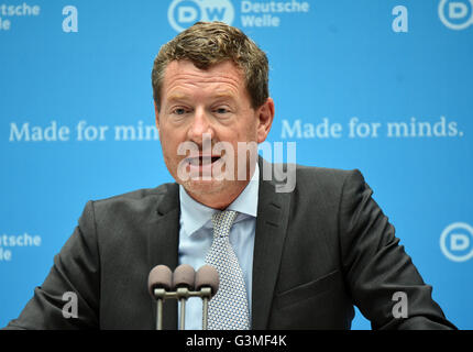Bonn, Germany. 13th June, 2016. Publisher of the German tabloid 'Bild', Kai Diekmann, speaks during the awarding of the 'Freedom of Speech Award' to the editor in chief of the Turkish newspaper 'Huerriyet', Sedat Ergin, during the Deutsche Welle Global Media Forum in Bonn, Germany, 13 June 2016. Photo: Henning Kaiser/dpa/Alamy Live News Stock Photo