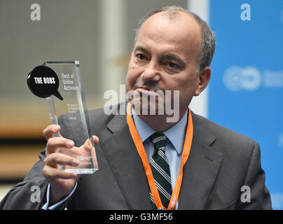 Bonn, Germany. 13th June, 2016. The editor in chief of the Turkish newspaper 'Huerriyet', Sedat Ergin holds up the 'Freedom of Speech Award' which he received at the Deutsche Welle Global Media Forum in Bonn, Germany, 13 June 2016. Photo: Henning Kaiser/dpa/Alamy Live News Stock Photo