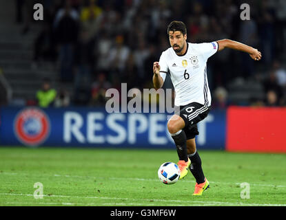 Lille, France. 12th June, 2016. Sami Khedira of Germany controls the ball during the UEFA Euro 2016 Group C soccer match between Germany and Ukraine in Lille, France, June 12, 2016. Credit:  dpa picture alliance/Alamy Live News Stock Photo