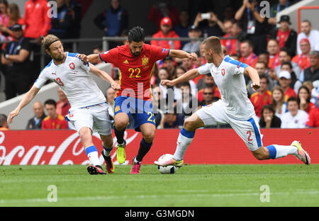Toulouse, France. 13th June, 2016. Nolito (C) of Spain vies for the ball with Jaroslav Plasil (L) and Pavel Kaderabek of Czech Republic during the Group D soccer match of the UEFA EURO 2016 between Spain and Czech Republic at the Stadium de Toulouse in Toulouse, France, 13 June 2016. Photo: Federico Gambarini/dpa/Alamy Live News Stock Photo