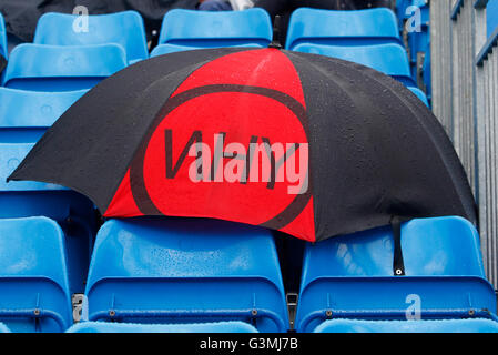 Queens Club, London, UK. 13th June, 2016. Aegon Queens Tennis Championships Day One. Another stoppage in play as rain continues to affect the first day of play. © Action Plus Sports/Alamy Live News Stock Photo
