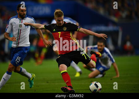 Kevin De Bruyne (7) of Belgium shoots towards goal past defending ...