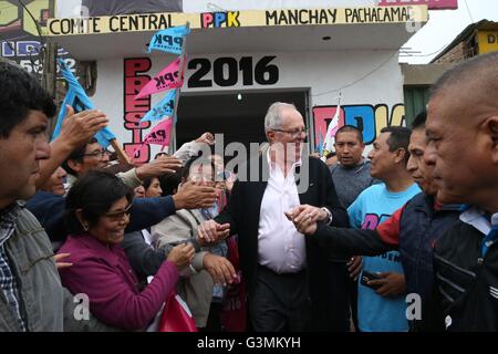 Lima, Peru. 12th June, 2016. President-elect of Peru Pedro Pablo Kuczynski (C) greets the residents during a visit to the zone of Manchay, where he participated in a thanksgiving mass, in the Pachacamac District, in Lima, Peru, on June 12, 2016. © Norman Cordova/ANDINA/Xinhua/Alamy Live News Stock Photo