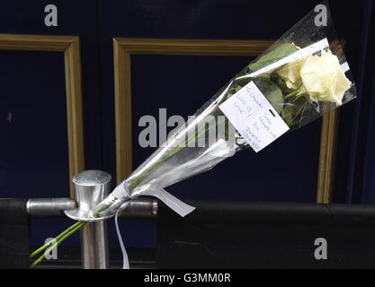 London, UK. 13th June, 2016. A single floral tribute in response to the horrific Orland bombing at the weekend. Outside the Admiral Duncan pub in Old Compton Street, site of a homophobic nail bombing in 1999 were three people were killed - Monday June 13th 2016 Credit:  KEITH MAYHEW/Alamy Live News Stock Photo