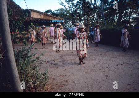 Aufführung eines traditionellen Tanzes auf Madagaskar, Madagaskar 1989. Performance of a traditional dance on the island of Madagascar, Madagascar 1989. Stock Photo