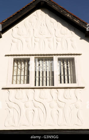UK, England, Wirrall, Port Sunlight, Corniche Road, tulip motif pargeting on gable of Arts and Crafts style house Stock Photo
