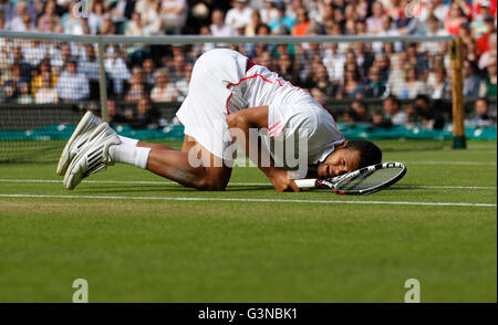 Jo-Wilfried Tsonga, FRA, fallen down and lying on the lawn, men's semi-final, Wimbledon Championships 2012 AELTC Stock Photo