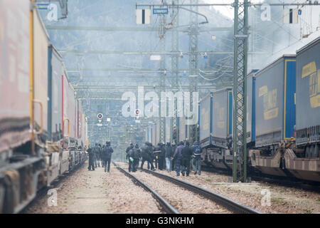 Brennero, Italy. 07th May, 2016. Violent clashes broke out in the Italian side of the Brenner Pass between riot police and mask-wearing protesters during a rally against the Austrian government's planned re-introduction of border controls at the Brenner Pass. © Mauro Ujetto/Pacific Press/Alamy Live News Stock Photo