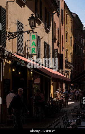 Green neon bar sign above the Cafe Mercato in Via Pesciera Vecchia, one of the old narrow laneways off the Piazza Maggiore, Bolo Stock Photo