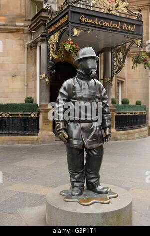 Citizen firefighter dedication statue in Glasgow, Scotland, UK Stock Photo