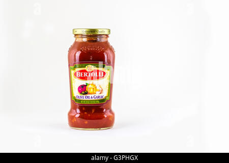 https://l450v.alamy.com/450v/g3phgx/a-glass-jar-of-bertolli-brand-olive-oil-garlic-flavored-pasta-sauce-g3phgx.jpg