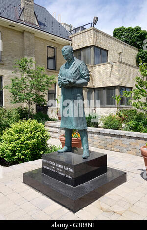 The Doctor Frederick Banting Statue In The Garden Of The Banting House Museum, London Ontario, The Birthplace Of Insulin Stock Photo