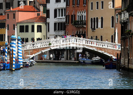 Sestriere Cannaregio, Venice, Italy. View of the Canal Reggio and Ponte delle Guglie (Bridge of the Spires). Stock Photo