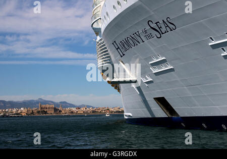 Royal Caribbean International Cruise line Cruise ship 'Harmony of the Seas' (362 mtrs) during inaugural visit to Palma Stock Photo