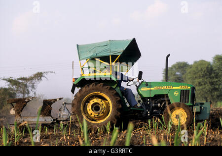 INDIA, Pune, John Deere tractor dealer in village, John Deere tractor 5203, training and demonstration for farmer Stock Photo