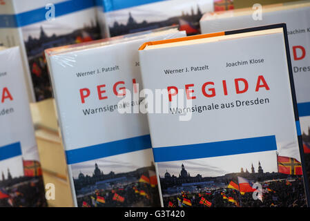 Dresden, Germany. 14th June, 2016. Several books of 'Pegida. Warnsignale aus Dresden' (lit. 'Pegida. Warning signs from Dresden') are on sale during a press conference in Dresden, Germany, 14 June 2016. PHOTO: ARNO BURGI/dpa/Alamy Live News