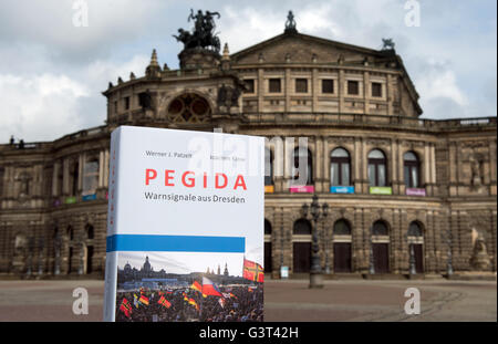 Dresden, Germany. 14th June, 2016. ILLUSTRATION - The book 'Pegida. Warnsignale aus Dresden' (lit. 'Pegida. Warning signs from Dresden') on the theatre square in Dresden, Germany, 14 June 2016. The book was presented on the same day during a press conference in the Saxonian state capital. PHOTO: ARNO BURGI/dpa/Alamy Live News