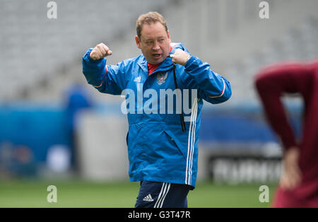 Lille, France. 14th June, 2016. Russia's coach Leonid Slutsky gestures during his team's training session at Pierre Mauroy stadium in Lille, France, 14 June 2016. Russia will face Slovakia in the UEFA EURO 2016 group B preliminary round match in Lille on 15 June 2016. Credit:  dpa/Alamy Live News Stock Photo