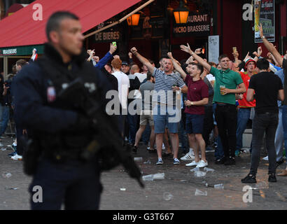 Lille, France. 14th June, 2016. Soccer fans are seen behind a french police officer in the City of Lille, France, 14.06.2016. Photo: Marius Becker/dpa Credit:  dpa picture alliance/Alamy Live News Stock Photo