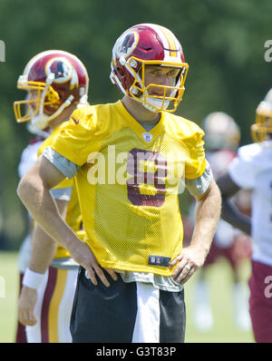 Ashburn, Virginia, USA. 14th June, 2016. Washington Redskins quarterback Kirk Cousins (8) participates in the Veteran Minicamp at Redskins Park in Ashburn, Virginia on Tuesday, June 14, 2016.Credit: Ron Sachs/CNP Credit:  Ron Sachs/CNP/ZUMA Wire/Alamy Live News Stock Photo