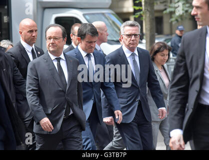 Paris, France. 15th June, 2016. French President Francois Hollande (L-R), French Prime Minister Manuel Valls and German Interior Minister Thomas de Maiziere are on their way to the French weekly cabinet meeting at Elysee Palace in Paris, France, 15 June 2016. Photo: Peter Kneffel/dpa/Alamy Live News Stock Photo