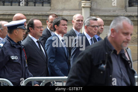 Paris, France. 15th June, 2016. French President Francois Hollande (L-R), French Prime Minister Manuel Valls and German Interior Minister Thomas de Maiziere are on their way to the French weekly cabinet meeting at Elysee Palace in Paris, France, 15 June 2016. Photo: Peter Kneffel/dpa/Alamy Live News Stock Photo
